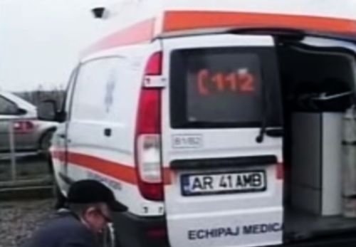 Arad: Mai mult de un sfert din ambulanţe se află în service din cauza gropilor
