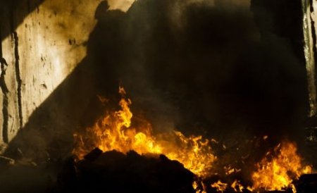 Incendiu la un bloc din Târgu Jiu. Focul a pornit de la o afumătoare improvizată