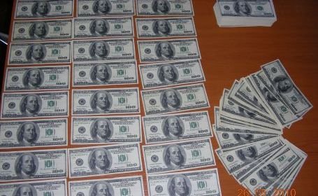 Doi români au fost reţinuţi pentru că au pus în circulaţie peste 26.000 de dolari falşi