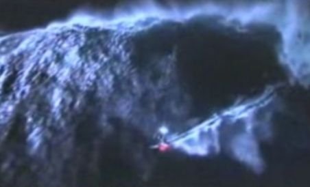 Un australian a făcut surf nocturn pe un val de aproape 12 metri