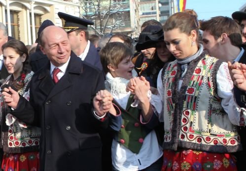 Băsescu şi Maricica s-au prins în horă pentru al cincilea an consecutiv