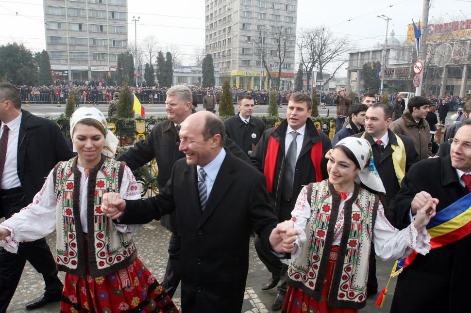 Băsescu şi Maricica s-au prins în horă pentru al cincilea an consecutiv 86850