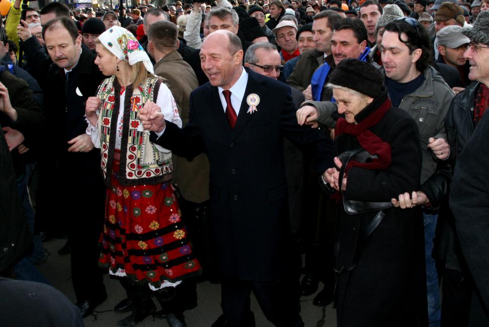 Băsescu şi Maricica s-au prins în horă pentru al cincilea an consecutiv 86851