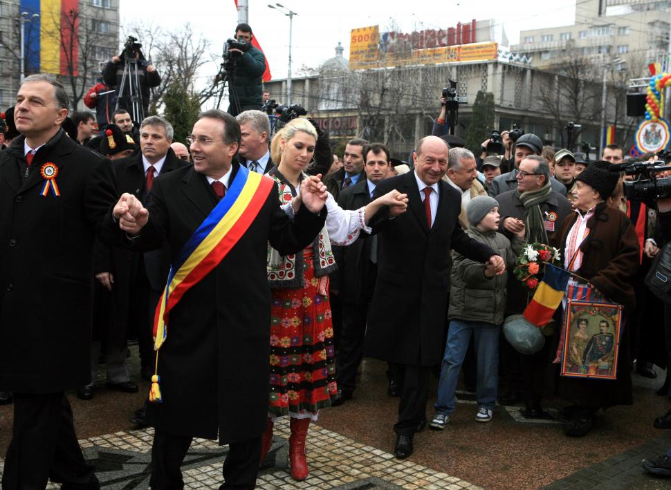 Băsescu şi Maricica s-au prins în horă pentru al cincilea an consecutiv 86852