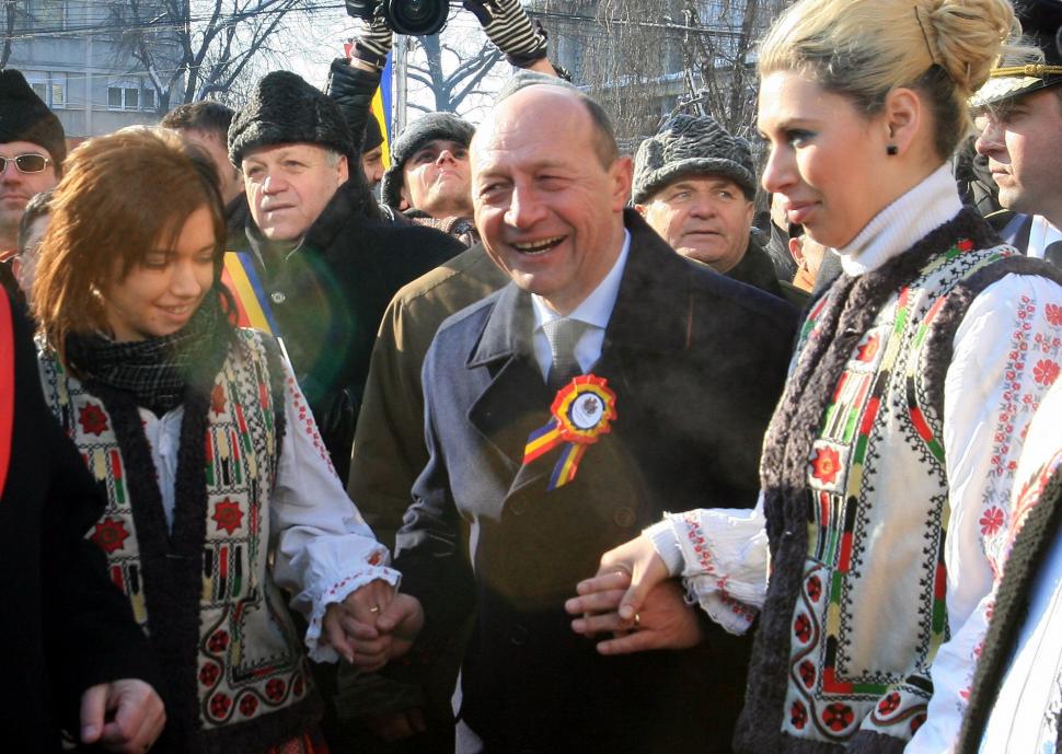Băsescu şi Maricica s-au prins în horă pentru al cincilea an consecutiv 86853