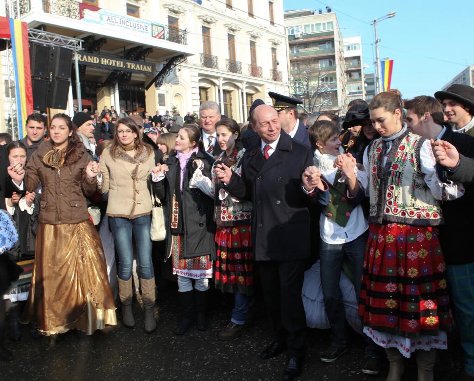 Băsescu şi Maricica s-au prins în horă pentru al cincilea an consecutiv 86854