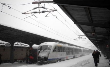 Circulaţia feroviară, afectată în continuare de ninsori. Vezi trenurile anulate 