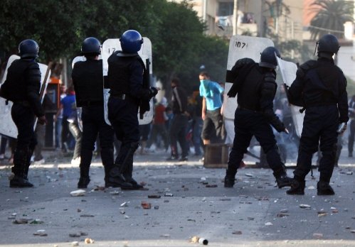  Revoluţia din Tunisia continuă: Trei colaboratori ai preşedintelui Ben Ali, arestaţi