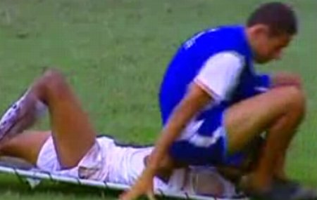 Un fotbalist accidentat a fost lovit, din greşeală, de un asistent medical
