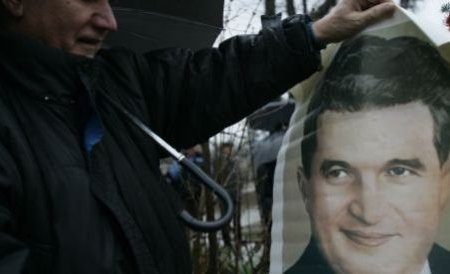 Ceauşescu ar fi împlinit azi 93 de ani: Zeci de nostalgici, la mormântul fostului dictator 