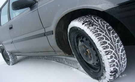 Şoferii, obligaţi de Guvern să-şi echipeze maşinile cu anvelope de iarnă sau all season