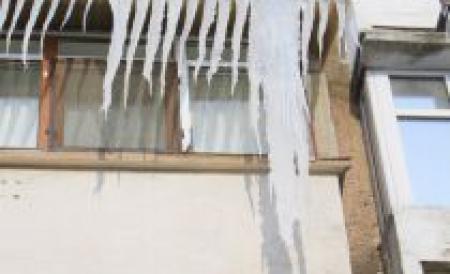 Arad. O femeie a ajuns la spital, după ce i-a căzut un ţurţure în cap