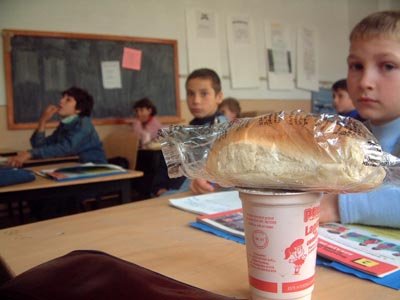 Lapte expirat şi cornuri mucegăite pentru elevi. ANPC a oprit sute de kilograme de alimente alterate