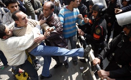 Şapte morţi şi 100 de răniţi, după trei zile de violenţe în Egipt: Mii de manifestanţi s-au bătut cu forţele de ordine