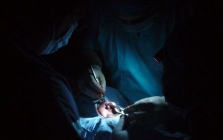 Satu Mare. Un bărbat operat la lumina lanternei mulţumeşte medicilor că a scăpat cu viaţă