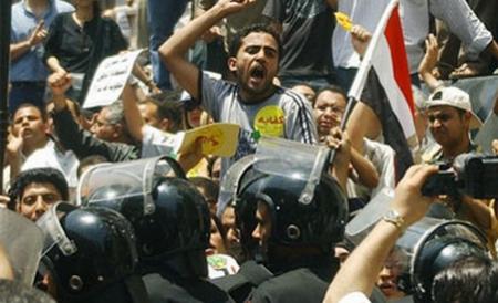 Zeci de mii de egipteni, în stradă pentru a cincea zi consecutiv. SUA cere încetarea violenţelor
