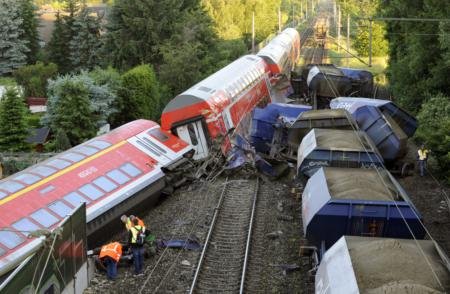 Germania. 10 morţi şi peste 20 de grav răniţi. după ciocnirea dintre un tren de pasageri şi un marfar