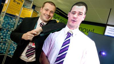 Pasagerii de pe aeroportul Manchester, întâmpinaţi de holograme 87323