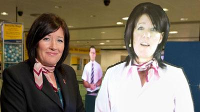 Pasagerii de pe aeroportul Manchester, întâmpinaţi de holograme 87324