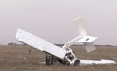 Pilotul unui avion a supravieţuit, după ce aeronava s-a prăbuşit pe o casă