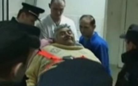 Bărbat de 300 de kilograme, dus la spital cu ajutorul pompierilor