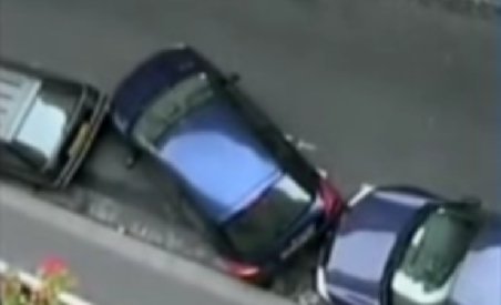 Parcare extremă: Un şofer îşi face loc împingând maşinile