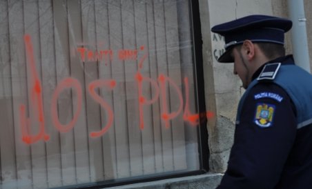 Sediul PDL din Bistriţa a fost vandalizat de manifestanţi. Mesajele &quot;Hoţii!&quot; şi &quot;Jos PDL!&quot;, scrise pe geamurile clădirii