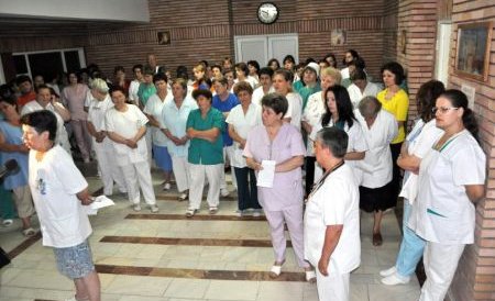 Protest spontan la spitalul din Făgăraş: Angajaţii nu şi-au primit bonurile de masă