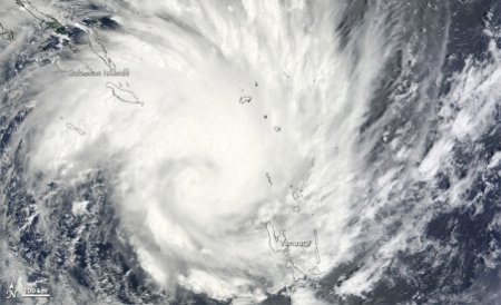Ciclonul Yasi face ravagii în Australia: Sute de mii de oameni au fost evacuaţi