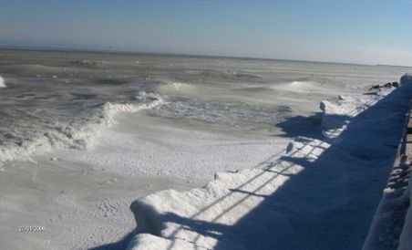Marea Neagră a îngheţat pe o porţiune de 20 de metri de la mal