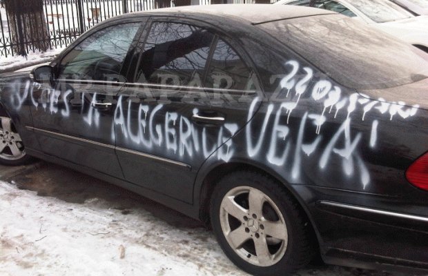 Maşina lui Mircea Sandu a fost vandalizată: &quot;Succes la alegerile UEFA&quot;