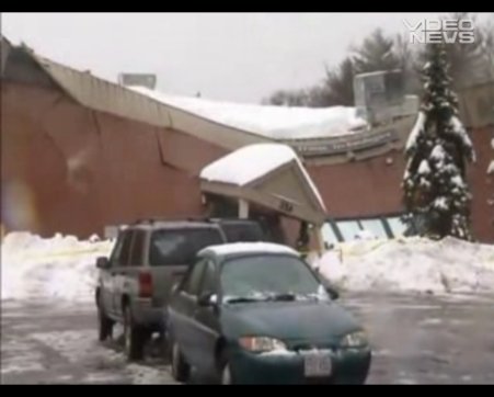 O sută de oameni au ieşit la timp dintr-o clădire care s-a prăbuşit din cauza zăpezii