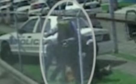 SUA. Patru poliţişti lovesc cu sălbăticie un adolescent prins după ce a comis un jaf