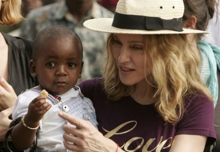 Madonna, dată în judecată de familia fetiţei din Malawi, adoptată de artistă