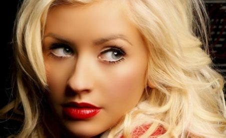 Christina Aguilera a cântat greşit imnul naţional la Super Bowl