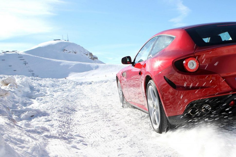 Ferrari prezintă imagini în acţiune cu FF, primul său automobil cu tracţiune integrală