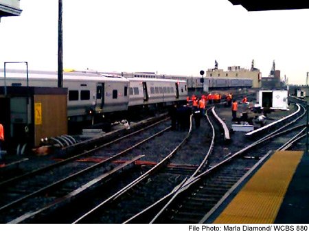 New York. Un tren cu 150 de persoane la bord a deraiat în apropierea gării