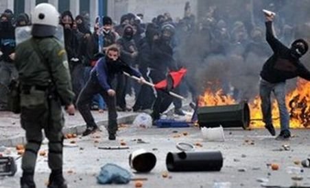 Proteste violente în Grecia. Patru oameni au fost răniţi în ciocnirile dintre protestatari şi forţele de ordine