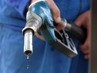 Ungurii au cea mai ieftină benzină din UE. Arabii se &quot;laudă&quot; cu 16 cenţi pe litru