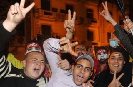 Mii de egipteni sărbătoresc în stradă demisia lui Hosni Mubarak