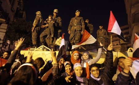Egipt. Armata a anunţat dizolvarea Parlamentului şi suspendarea Constituţiei