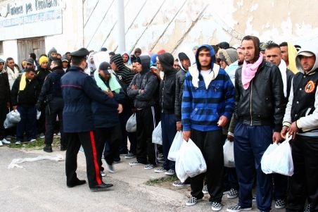 Stare de urgenţă în Italia după ce 4.000 de refugiaţi tunisieni au invadat insula Lampedusa