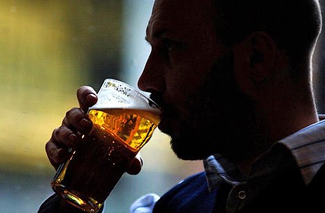 Un român din şase consumă regulat băuturi tari. Adulţii beau peste 18,5 litri pe an