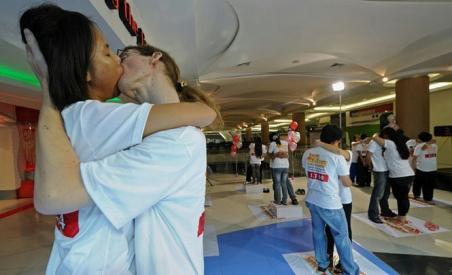 Şapte cupluri s-au sărutat peste 30 de ore de Ziua Îndrăgostiţilor, pentru un nou record mondial
