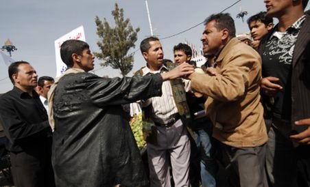 Jurnalist BBC şi cameramanul său, bătuţi violent în timpul manifestaţiilor din Yemen
