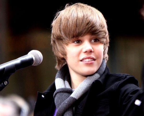 Justin Bieber a întrerupt conferinţa de presă a lui Johnny Depp, pentru a-i spune că îi este fan