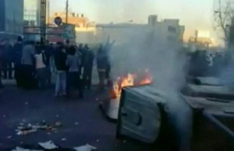Proteste în Iran. Opozanţii cer moartea dictatorului. SUA laudă curajul şi oferă Egiptul ca exemplu