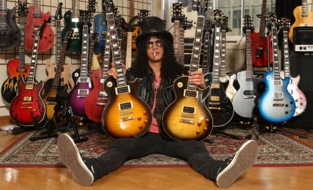 Slash scoate la licitaţie o colecţie de haine, chitare din perioada Guns N' Roses şi un Corvette Stingray