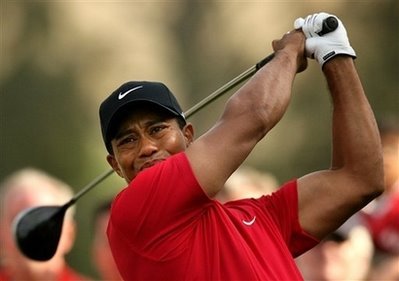 Tiger Woods, amendat pentru că a scuipat pe teren în timpul unui turneu din Dubai