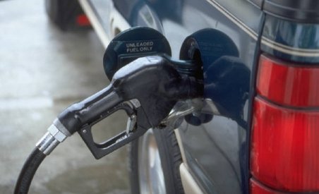 Furnizorii de carburanţi vor fi obligaţi să reducă emisiile de gaze cu efect de seră. Preţurile ar putea creşte